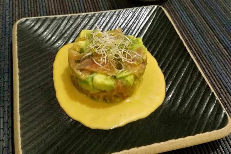 tartar de aguacate y salmón ahumado