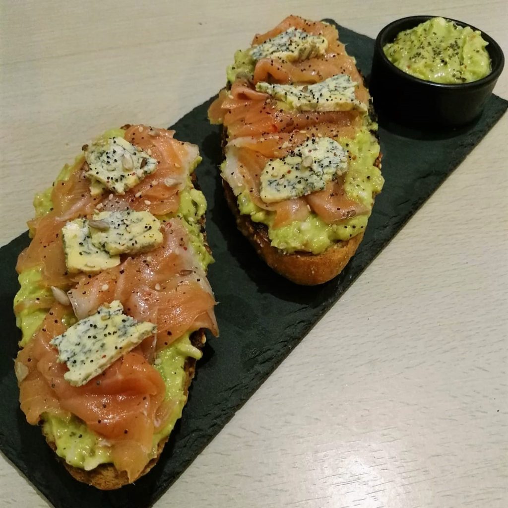 tosta de salmón ahumado, gucamole y queso azul