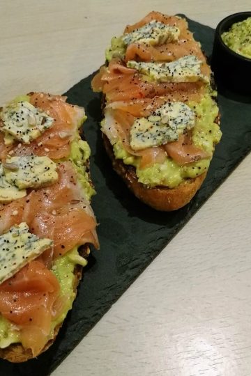 tosta de salmón ahumado, gucamole y queso azul