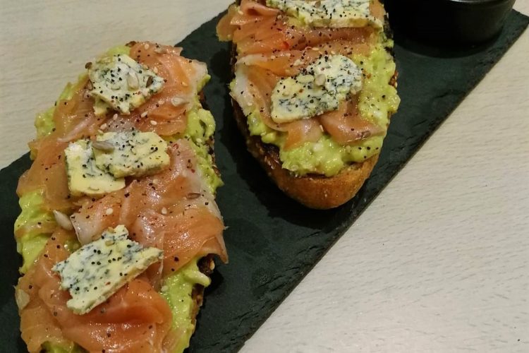 tosta de salmón ahumado, gucamole y queso azul