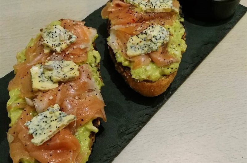 Tosta de salmón ahumado, guacamole y queso azul