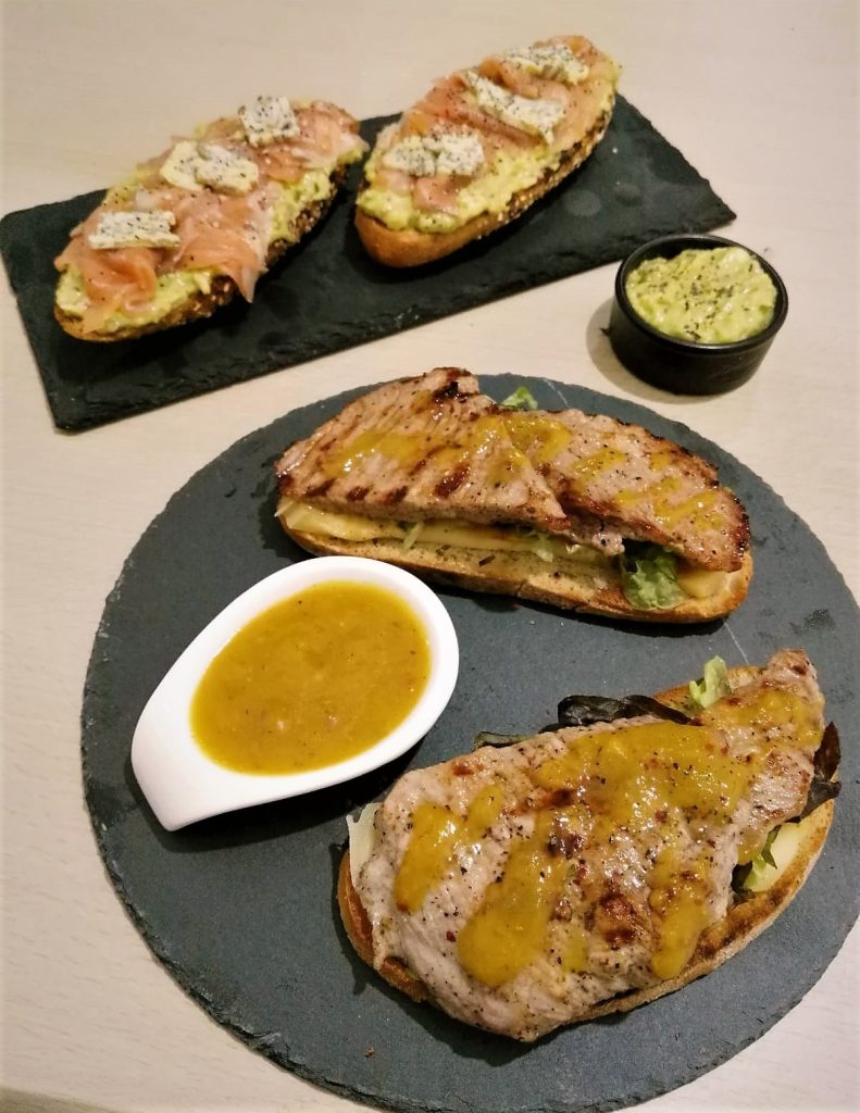 tosta con chutney de mango