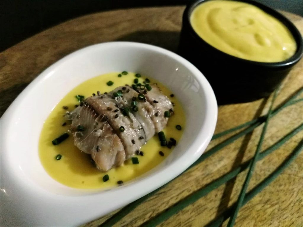 boquerones al limón con mahonesa de mango